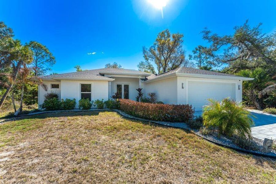 Exterior details and patio area of a home in , Port Charlotte (Image 20).
