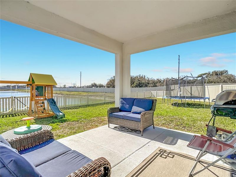 Exterior details and patio area of a home in Cobblestone, Zephyrhills (Image 27).