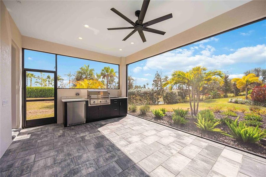 Exterior details and patio area of a home in Gran Place, Venice (Image 27).