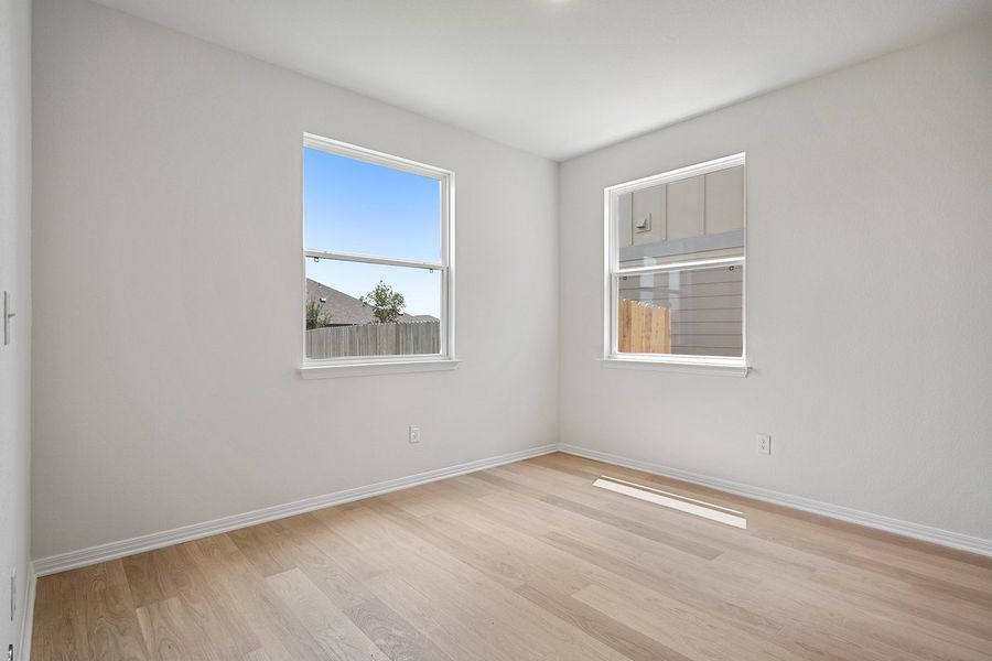 Spacious, unfurnished interior of a new home in Porter Country, Buda (Image 20).