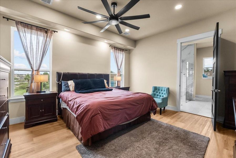 Furnished interior view inside a new home in , Kemah (Image 11).