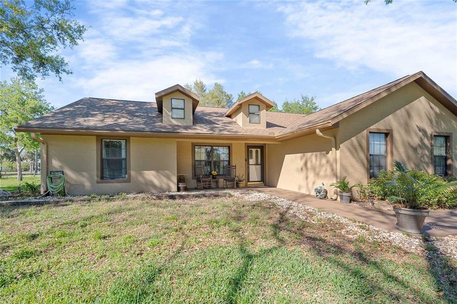 Exterior details and patio area of a home in , Dade City (Image 2).