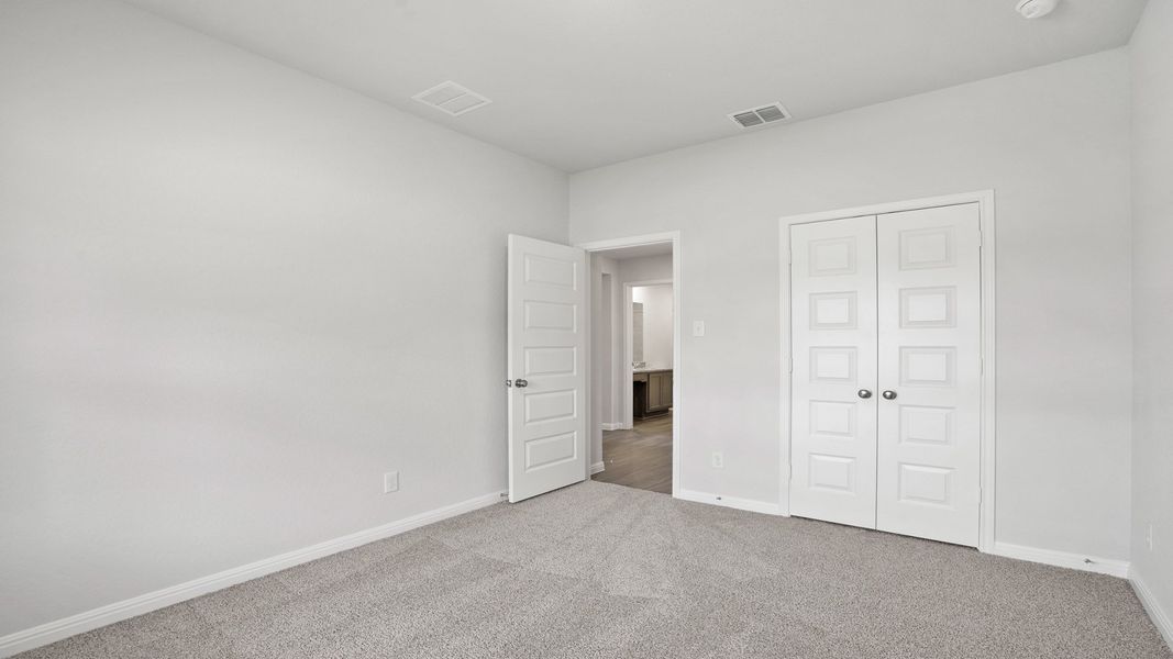 Spacious, unfurnished interior of a new home in Hunters Ranch, San Antonio (Image 15).
