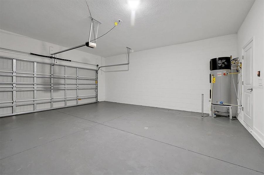 Spacious, unfurnished interior of a new home in , Orlando (Image 18).