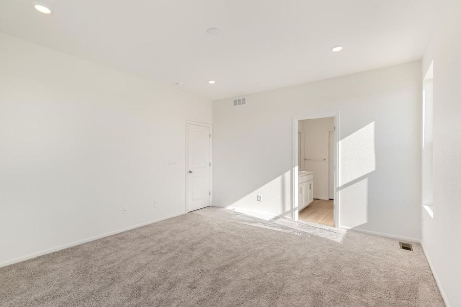 Spacious, unfurnished interior of a new home in Murphy Creek Reserve, Aurora (Image 23).