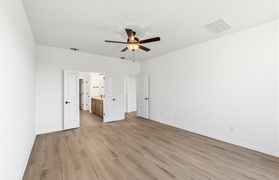 Spacious, unfurnished interior of a new home in Crescent Bluff, Georgetown (Image 57).