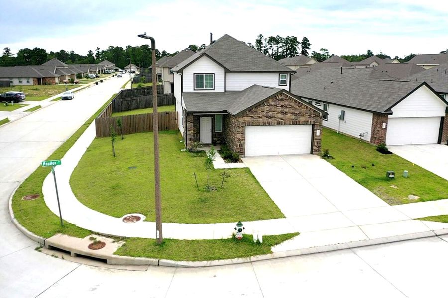 Front exterior of a new home in Hunter's Creek, Huntsville, TX, highlighting curb appeal (Image 18).