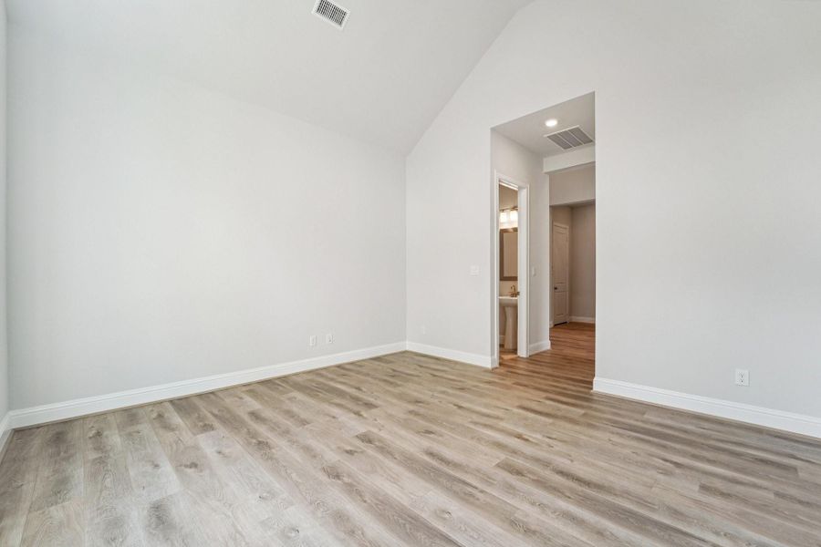 Spacious, unfurnished interior of a new home in Evergreen 70', Conroe (Image 16).