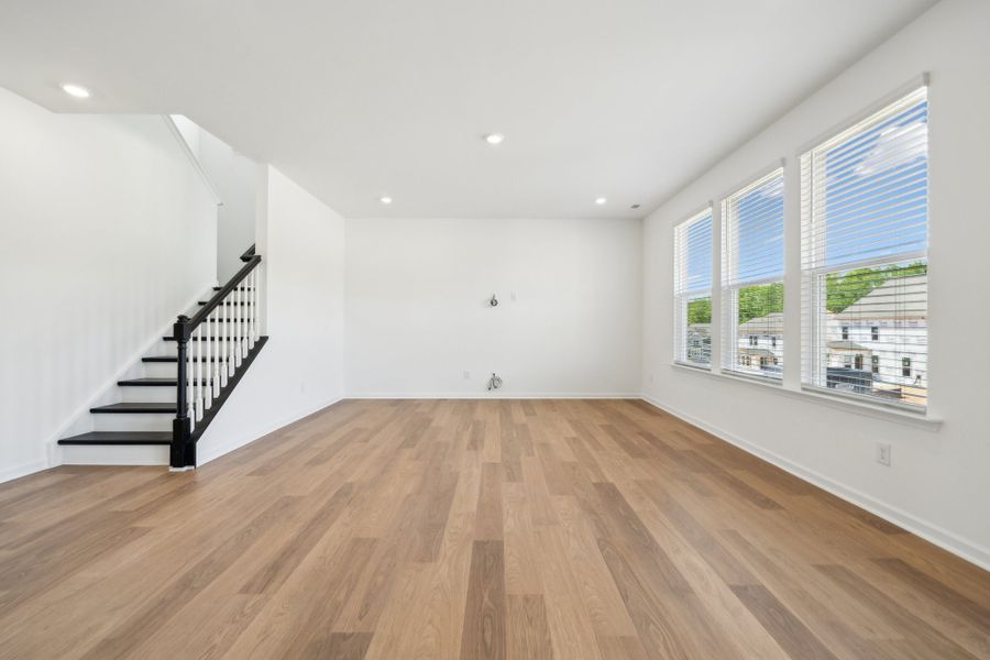 Spacious, unfurnished interior of a new home in The Coves on Lake Wylie, Charlotte (Image 10).