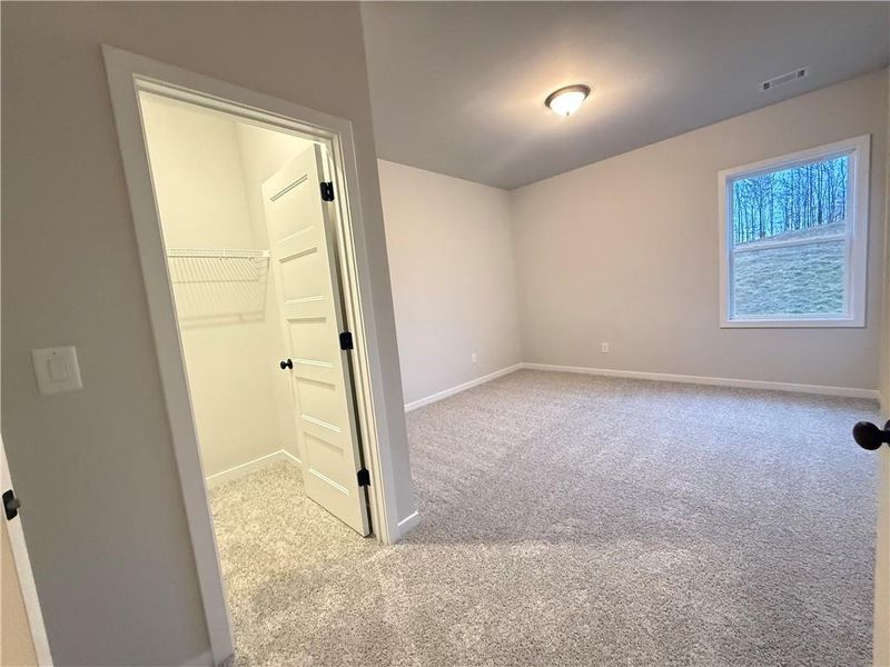 Spacious, unfurnished interior of a new home in Ponderosa Farms Manor, Gainesville (Image 30).