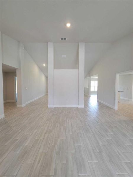Spacious, unfurnished interior of a new home in , Ocala (Image 20).