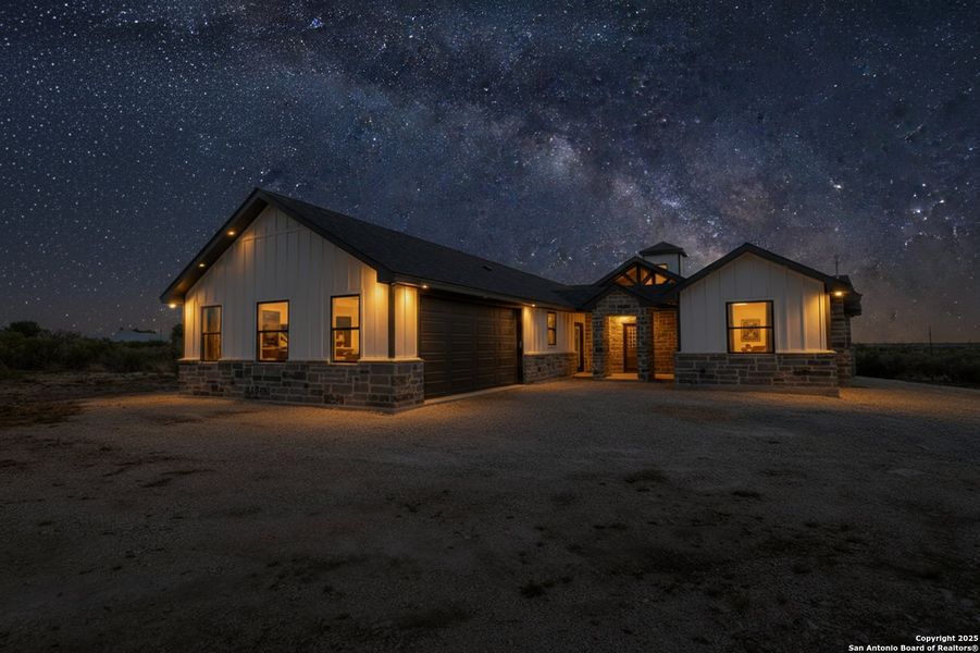 Exterior details and patio area of a home in , Uvalde (Image 20).