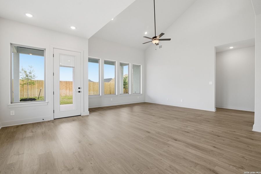 Spacious, unfurnished interior of a new home in Haby Hill 50s, San Antonio (Image 34).