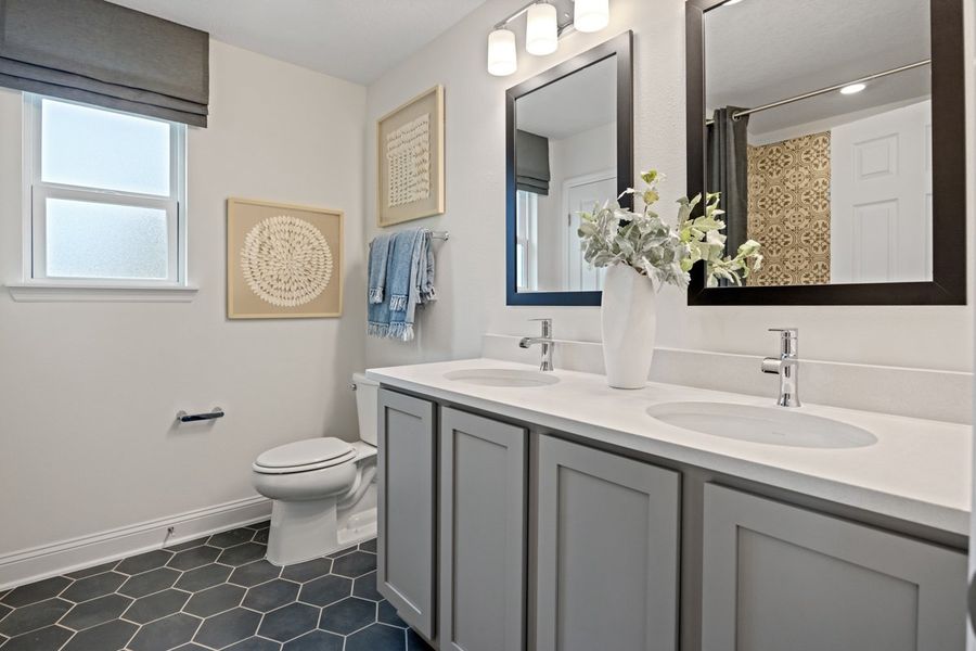 Dual-sink vanity at primary bath