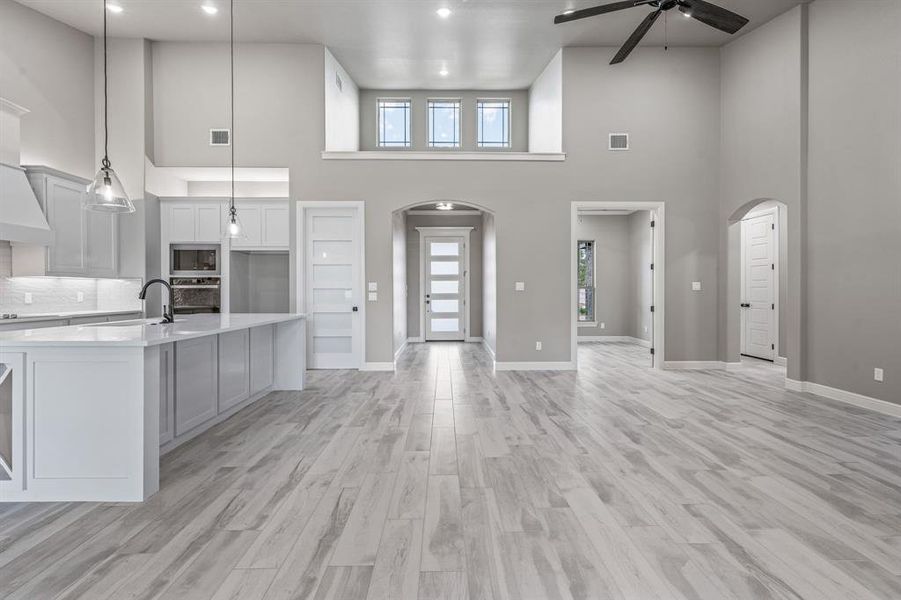 Spacious, unfurnished interior of a new home in Pecan Plantation, Granbury (Image 31).