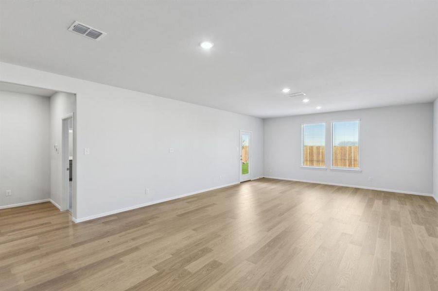 Spacious, unfurnished interior of a new home in Stonehaven, Seagoville (Image 19).