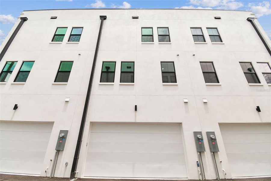 Condo located in Tampa, FL showcasing its design and architecture (Image 37).