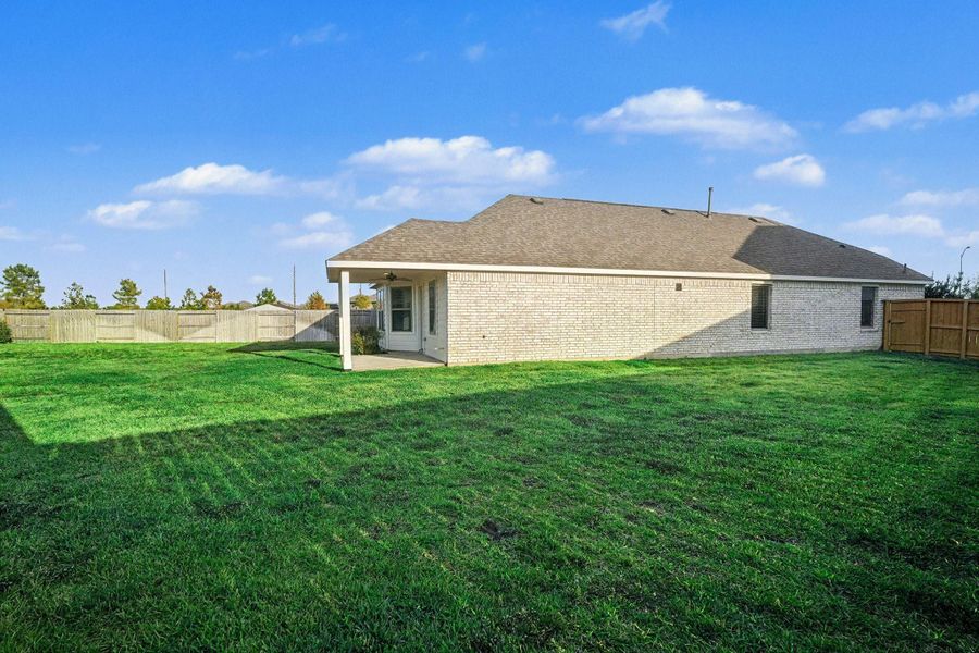 Another view of this expansive backyard. Another view of this expansive backyard.