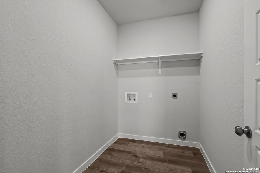 Spacious, unfurnished interior of a new home in Senna, Leon Valley (Image 16).