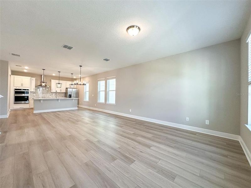 Spacious, unfurnished interior of a new home in Silverleaf Reserve Bungalows, Winter Garden (Image 21).