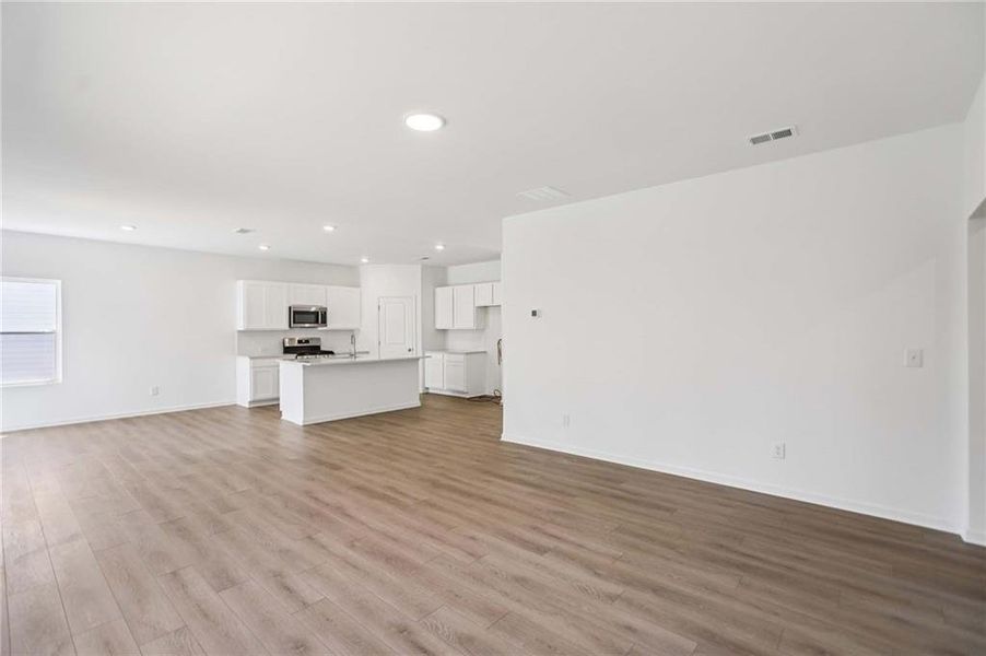 Spacious, unfurnished interior of a new home in The Pointe at Heron Bay, Locust Grove (Image 27).