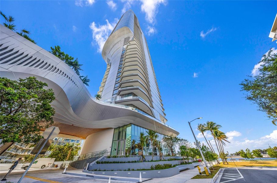 Condo located in Miami, FL showcasing its design and architecture (Image 3).