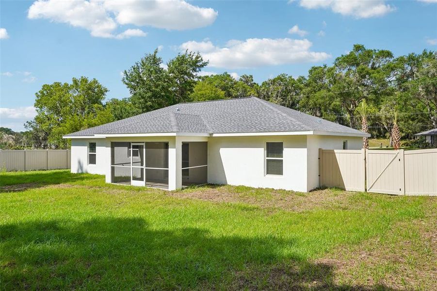 Exterior details and patio area of a home in , Dunnellon (Image 33).
