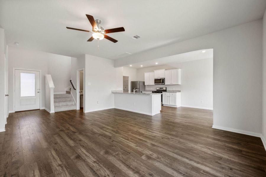 Spacious, unfurnished interior of a new home in Pinewood Trails, Cleveland (Image 14).