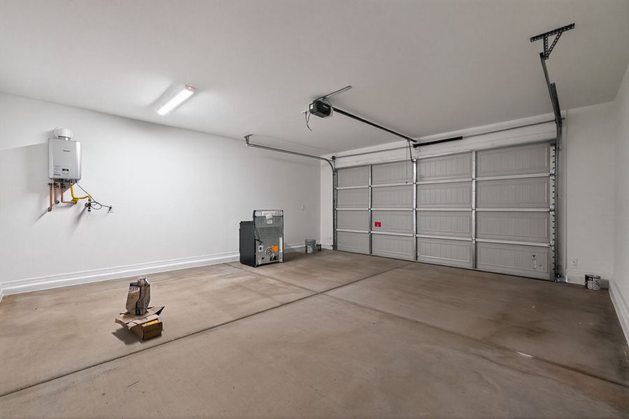 Spacious, unfurnished interior of a new home in Artisan at Asante, Surprise (Image 28).
