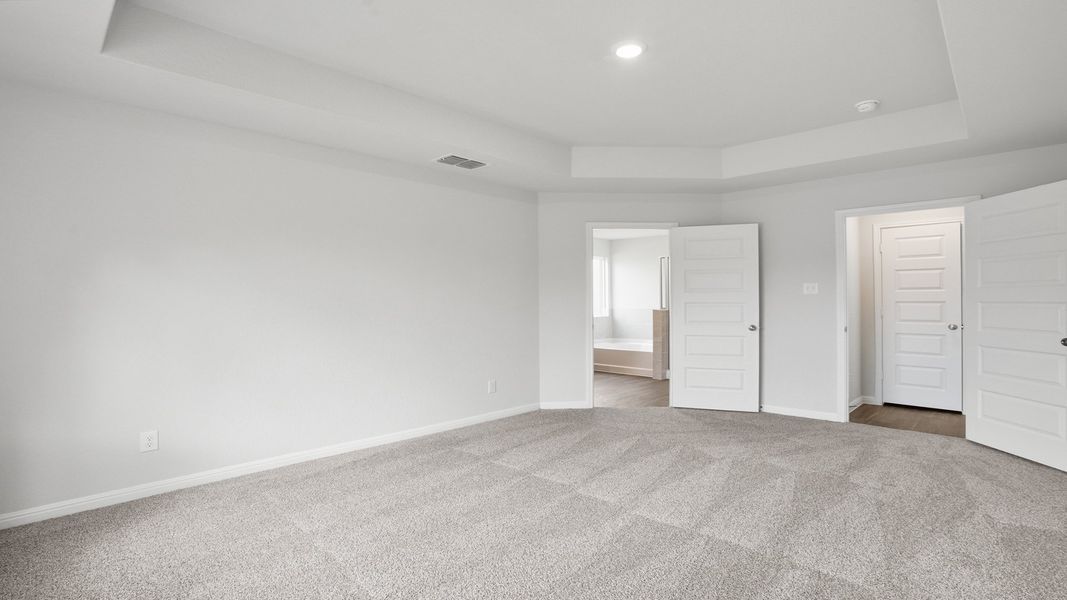 Spacious, unfurnished interior of a new home in Hunters Ranch, San Antonio (Image 21).