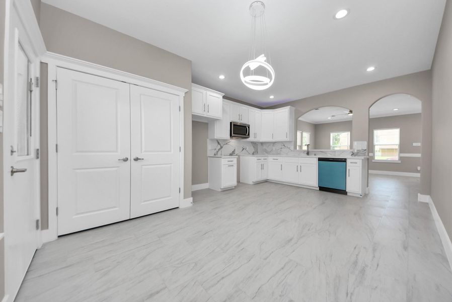 Spacious, unfurnished interior of a new home in , Baytown (Image 17).