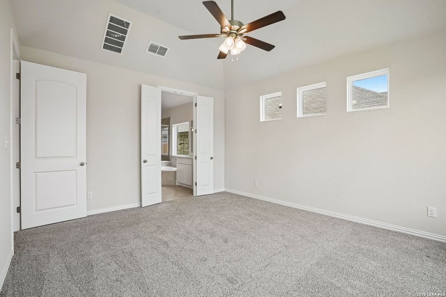Spacious, unfurnished interior of a new home in Veranda, San Antonio (Image 21).