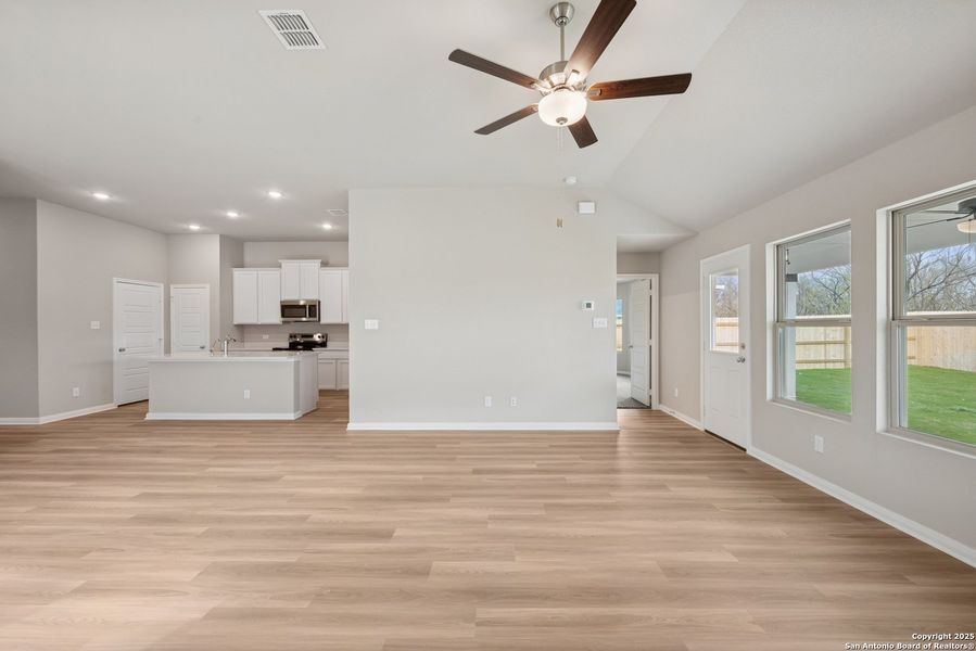 Spacious, unfurnished interior of a new home in Greenspoint Heights, Seguin (Image 13).