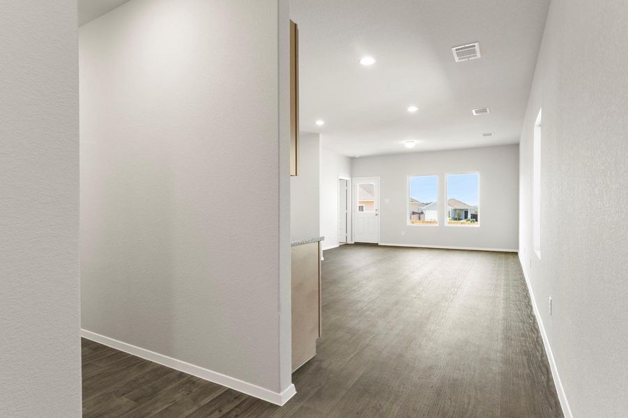 Spacious, unfurnished interior of a new home in Cloverleaf, Austin (Image 18).