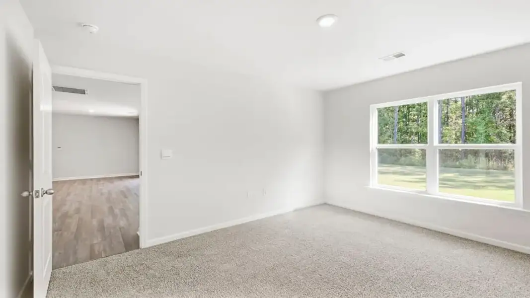 Spacious, unfurnished interior of a new home in Reedy Fork Place, Seneca (Image 31).