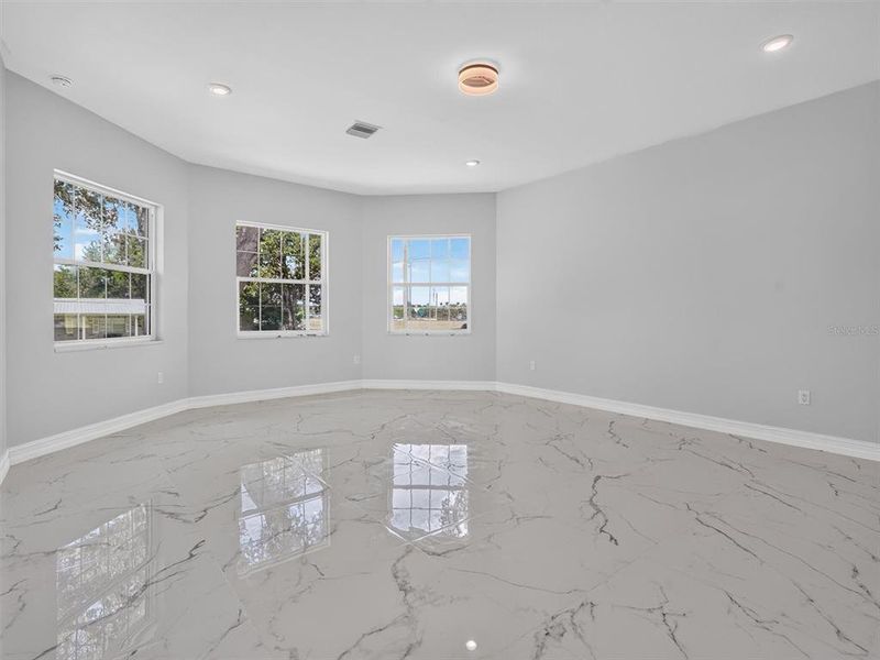 Spacious, unfurnished interior of a new home in , Plant City (Image 46).