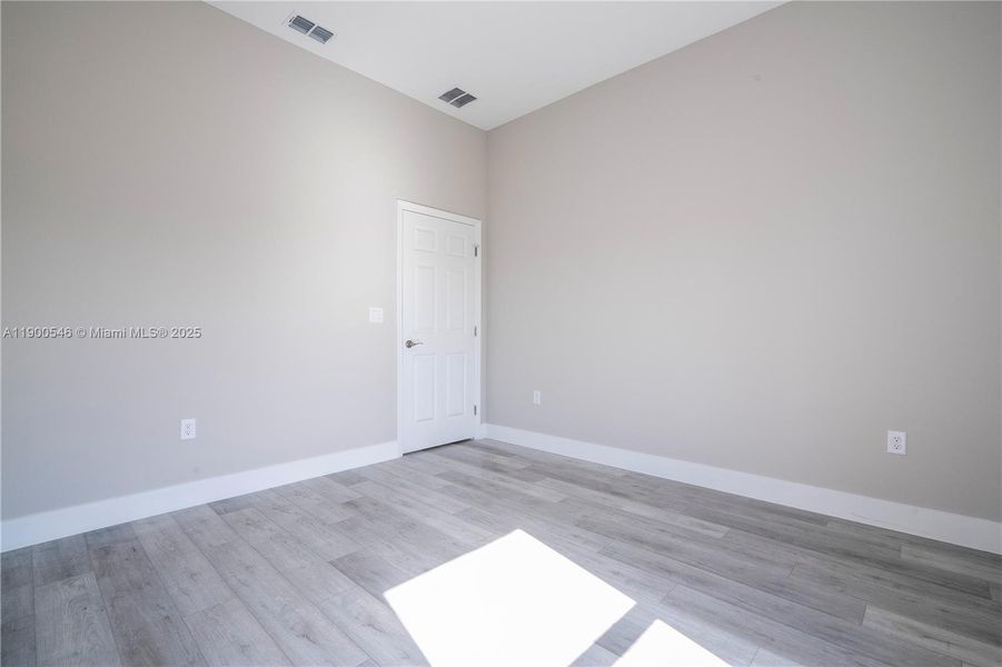 Spacious, unfurnished interior of a new home in , Sebring (Image 16).
