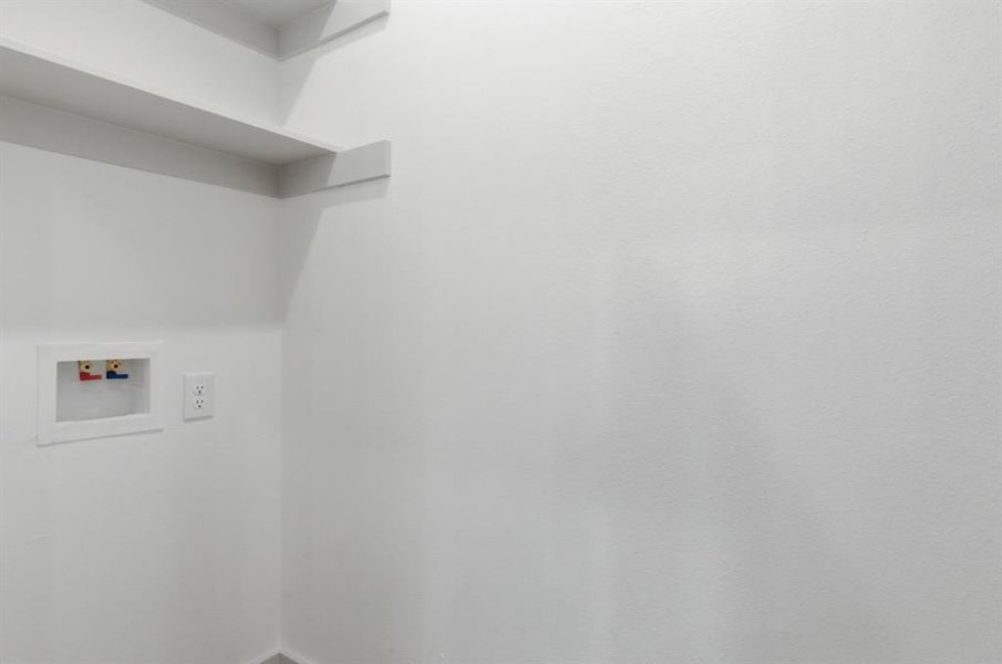 Spacious, unfurnished interior of a new home in , Log Cabin (Image 26).