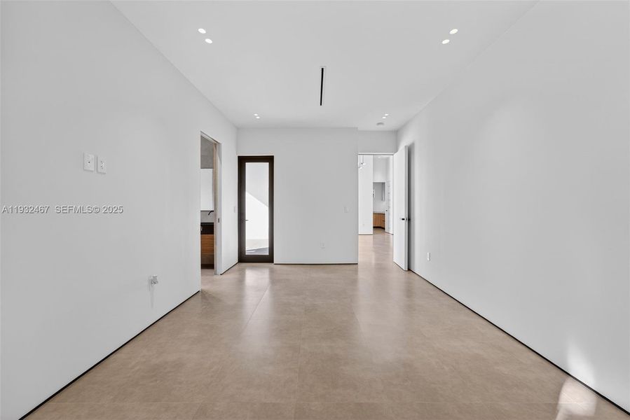 Spacious, unfurnished interior of a new home in , Miami Springs (Image 18).