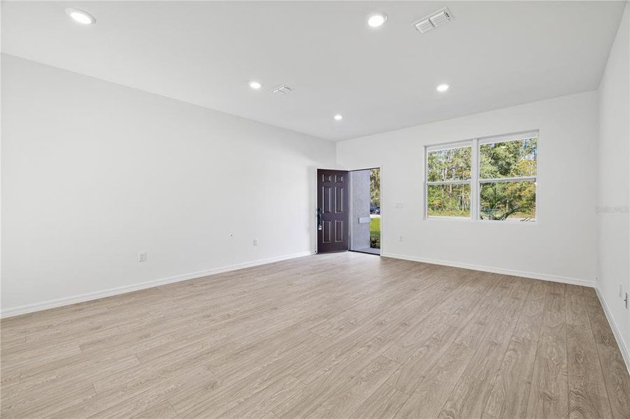 Spacious, unfurnished interior of a new home in , Citrus Springs (Image 30).