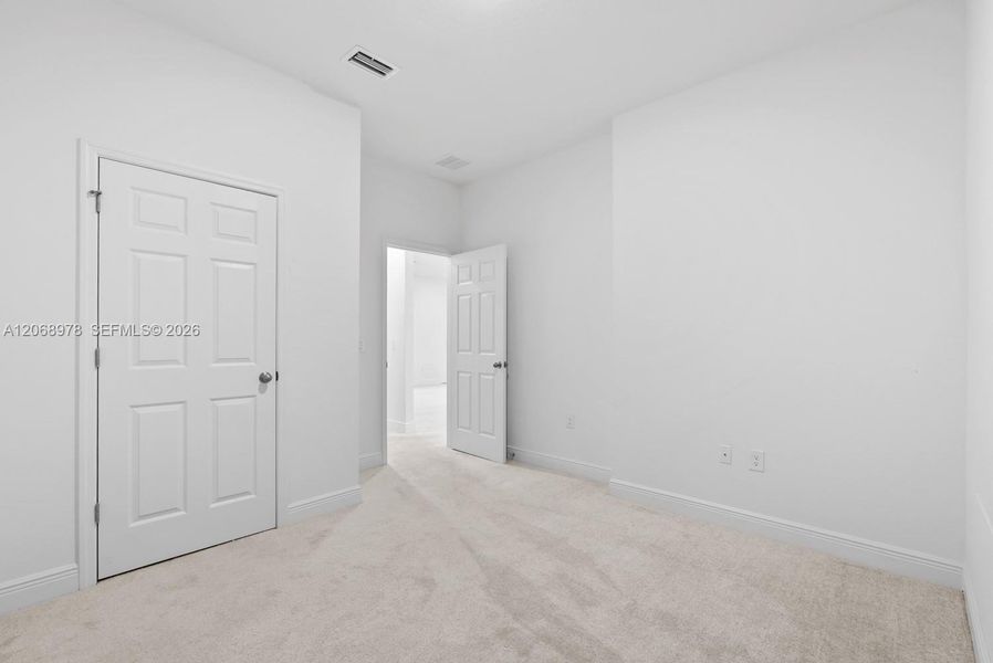 Spacious, unfurnished interior of a new home in , Cape Coral (Image 13).