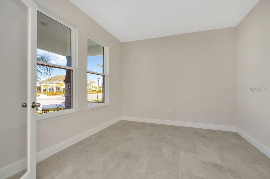 Spacious, unfurnished interior of a new home in Mangrove Manor, Apollo Beach (Image 16).