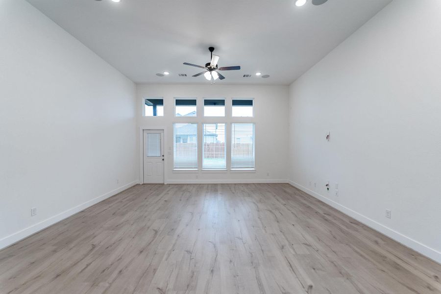 Spacious, unfurnished interior of a new home in Santa Rita Ranch, Liberty Hill (Image 19).