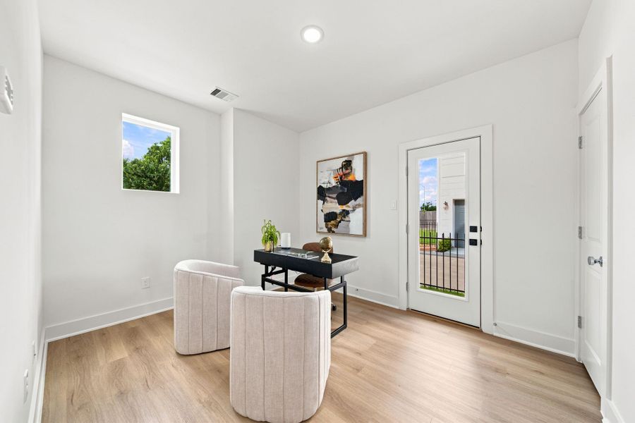 A versatile ground-level roomoffers the ideal setting for aprivate home office, study, sittingroom, or creative space. Wood-look flooring, crisp neutral finishes,natural light, and direct outdooraccess make this flexible roomboth functional and inviting.