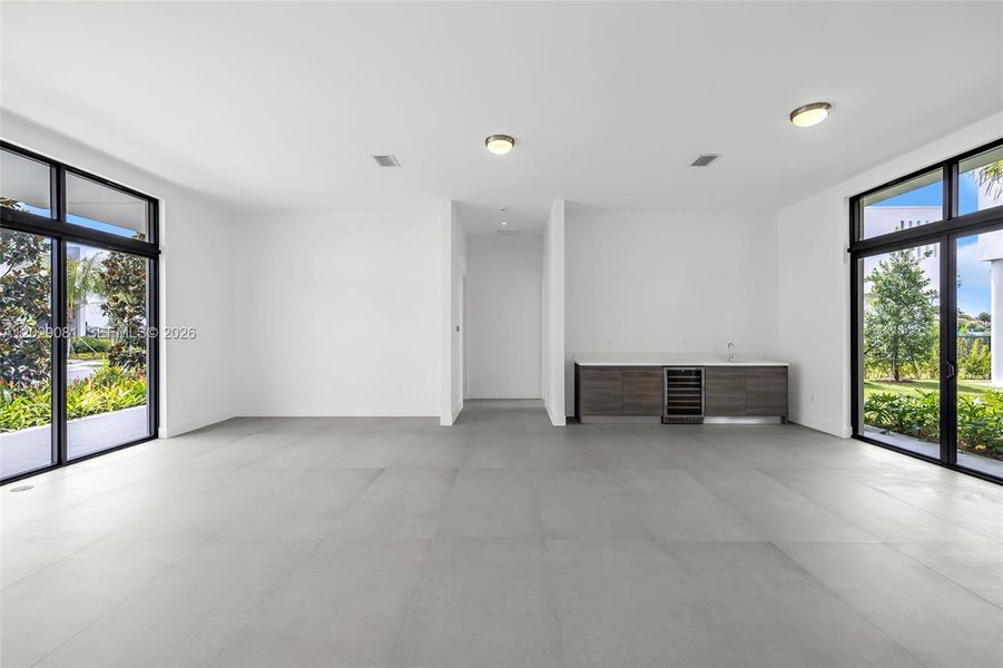 Spacious, unfurnished interior of a new home in , Weston (Image 18).