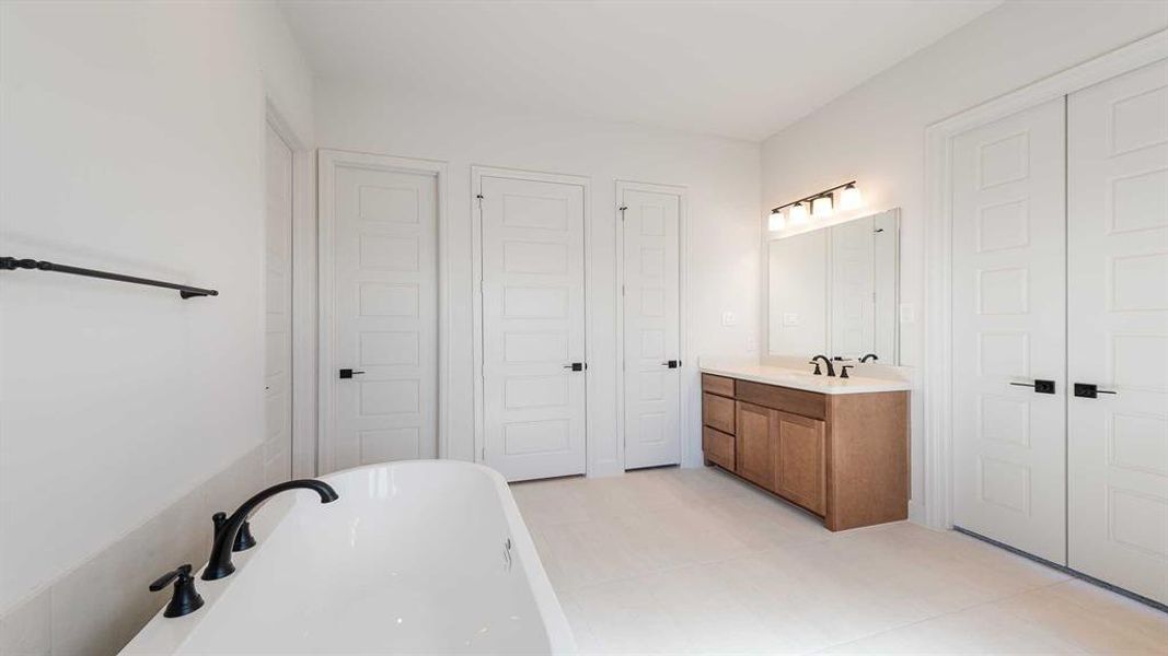 Furnished interior view inside a new home in Myrtle Creek 60', Waxahachie (Image 4).