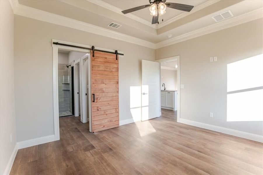 Spacious, unfurnished interior of a new home in , Tolar (Image 13).