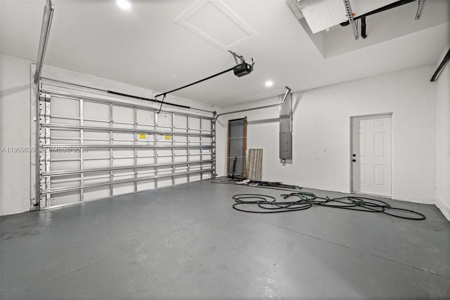 Spacious, unfurnished interior of a new home in , Cape Coral (Image 36).