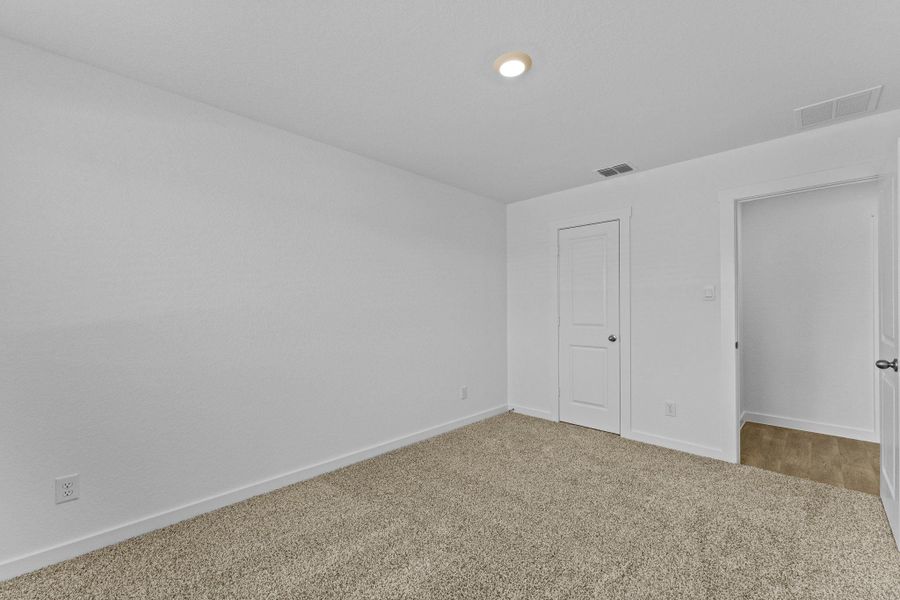Spacious, unfurnished interior of a new home in Sonoma Oaks, Fredericksburg (Image 35).