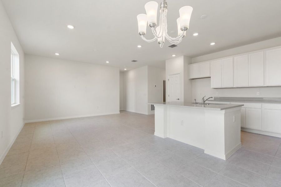 Spacious, unfurnished interior of a new home in Eden Hills, Lake Alfred (Image 6).